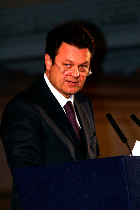 Des Dorides speaking to the plenary