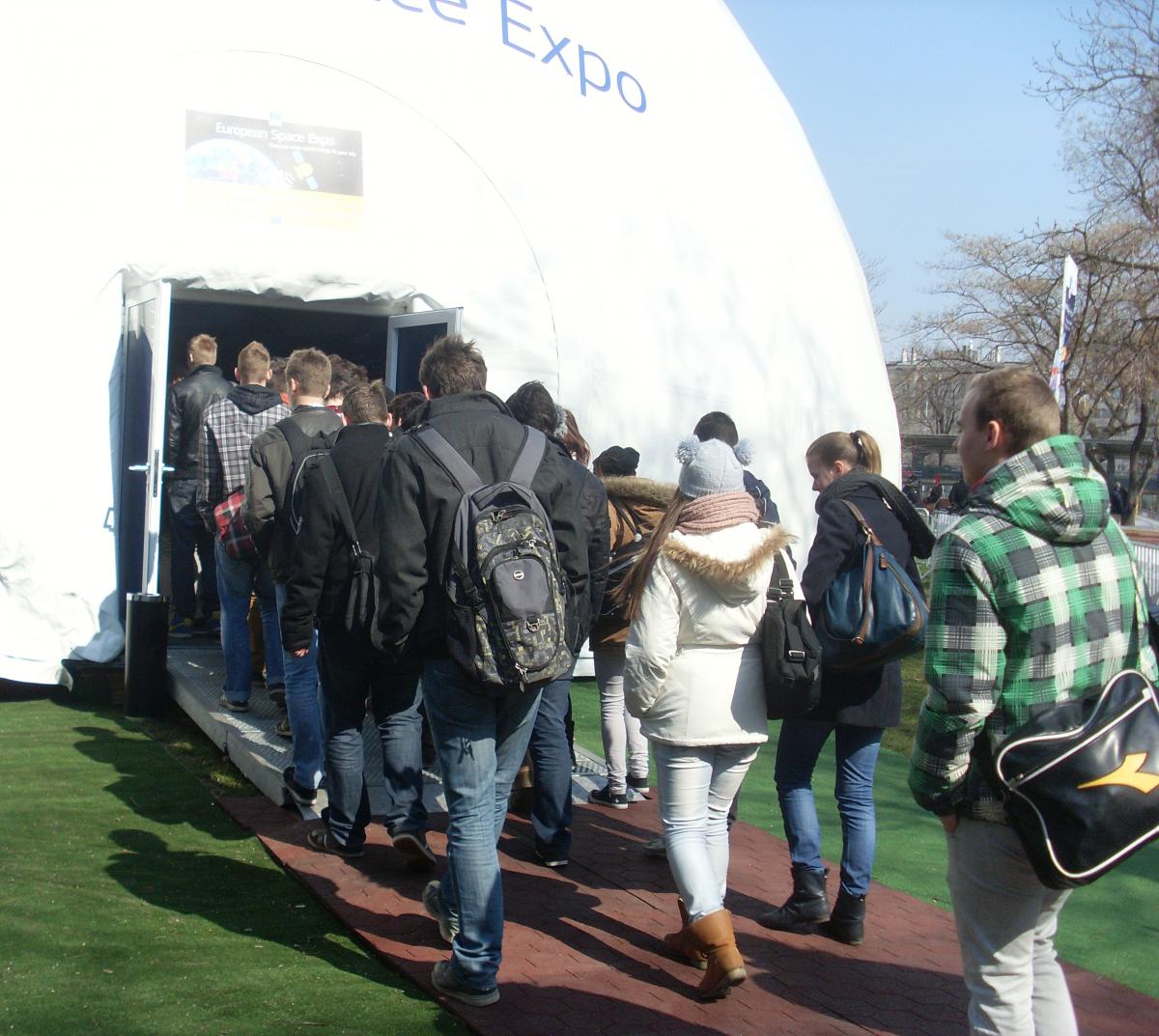 The exhibition attracted many students. © Menard