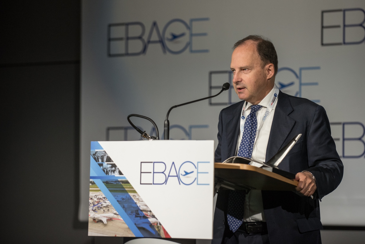 Gian-Gherardo Calini receives the award for the GSA on behalf of Carlo des Dorides