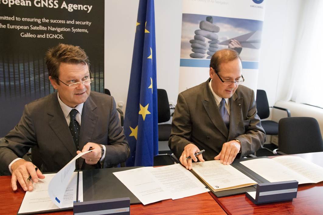 GSA Executive Director, Carlo des Dorides and Eurocontrol Director General, Frank Brenner signing the cooperation agreement. 