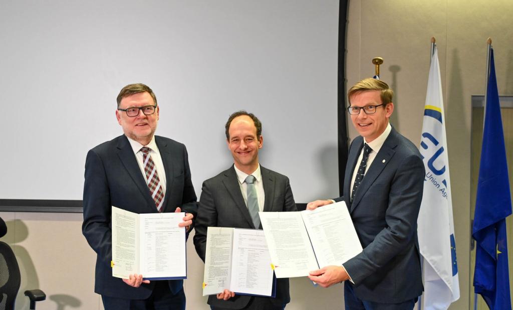 Zbyněk Stanjura (Minister of Finance, Czech Government), Rodrigo da Costa (Executive Director, EUSPA) and Martin Kupka (Minister of Transport, Czech Government) signed a Memorandum of Understanding for the relocation of EUSPA to Nová Palmovka Zbyněk Stanjura (Minister of Finance, Czech Government), Rodrigo da Costa (Executive Director, EUSPA) and Martin Kupka (Minister of Transport, Czech Government) signed a Memorandum of Understanding for the relocation of EUSPA to Nová Palmovka
