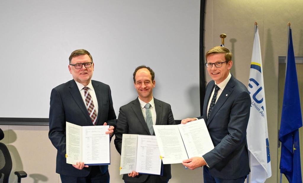 Zbyněk Stanjura (Minister of Finance, Czech Government), Rodrigo da Costa (Executive Director, EUSPA) and Martin Kupka (Minister of Transport, Czech Government) signed a Memorandum of Understanding for the relocation of EUSPA to Nová Palmovka