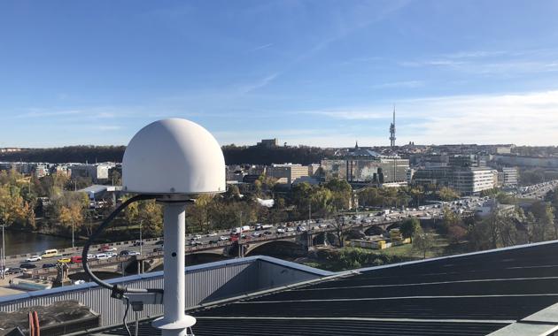 The call targets the development of multi-frequency, multi-purpose antennas aimed at both the mass and professional markets