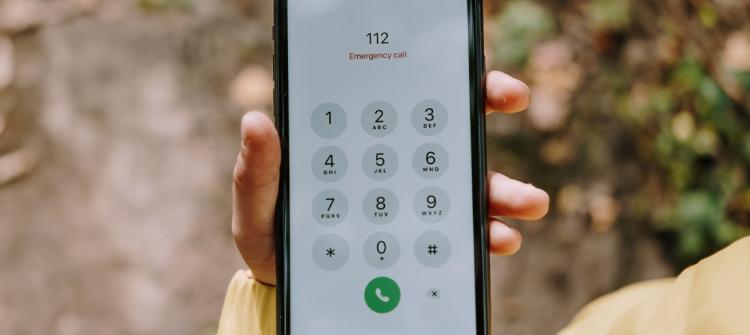 mobile phone showing 112 emergency number