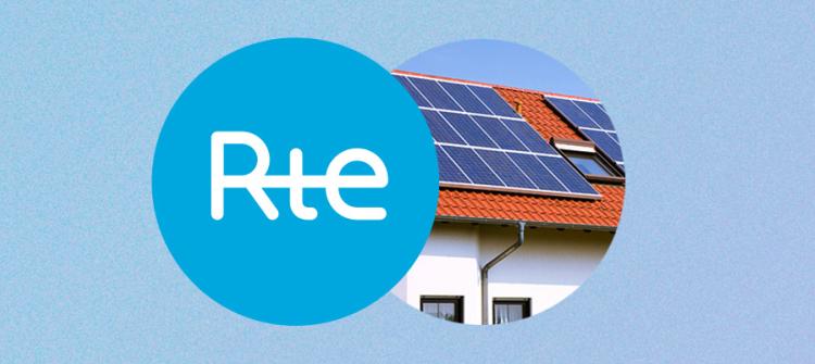 Two overlapping circles on a blue background — one with the RTE logo, the other showing a house roof with solar panels under a clear blue sky.