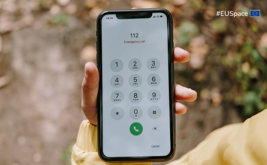 mobile phone showing 112 emergency number
