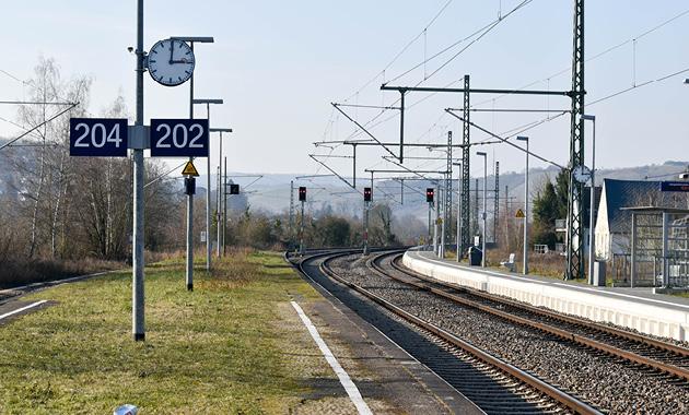Thanks to satellite navigation, advanced signaling system controls the maximum allowed speed and the distance of the trains, instant by instant.